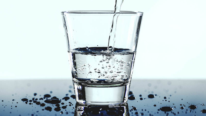 Xô, gripe! Saiba por que beber água é um santo remédio contra a doença.