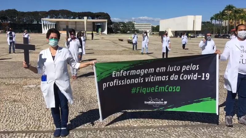 Enfermeiros fazem ato no DF em favor do isolamento social: ‘Estamos morrendo’