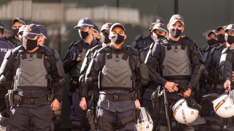 PMs do DF temem Covid-19 com compartilhamento de capacetes e exoesqueletos