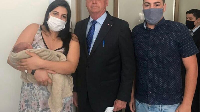 Bolsonaro visita viúva de PM morto em São Paulo