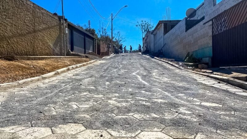 Adeus lama e poeira: bloquetes chegam a mais uma rua da Fercal