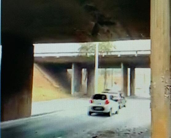 Viaduto saída da Ponte Costa e Silva sofre com a ação do tempo (veja vídeo)