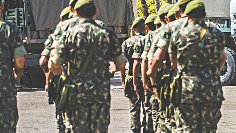 Bolsonaro assina decreto reorganizando os quadros do Exército