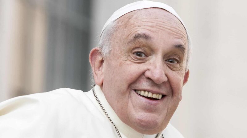Conta do papa Francisco curte foto sensual de modelo pela segunda vez