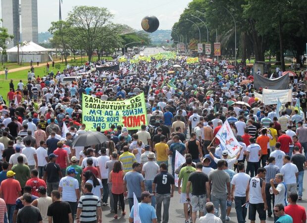 Realização de reunião em local público independe de aviso prévio às autoridades