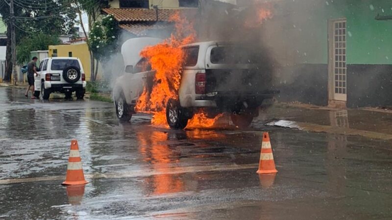 Carro incendeia na Vila Planalto (veja vídeo)