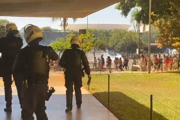 Confronto Índios x Policiais na Câmara Federal (veja vídeos)