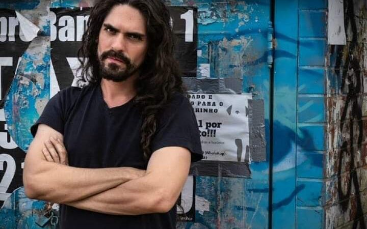 UM EXEMPLO DE MULTIARTISTA