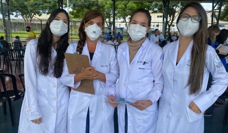 Voluntários ajudam no avanço da vacinação contra a covid-19