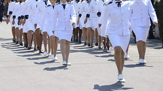 Marinha deve permitir que sargento trans use traje feminino e nome social