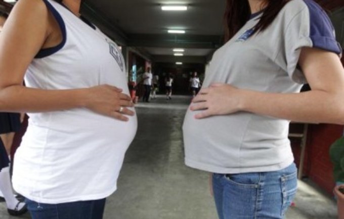 [Agora é Lei] Escolas deverão comunicar a autoridades casos de gravidez de alunas com menos de 14 anos