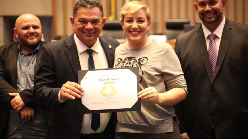 Jornalista Clarice Gulyas recebe Moção de Louvor em solenidade da CLDF