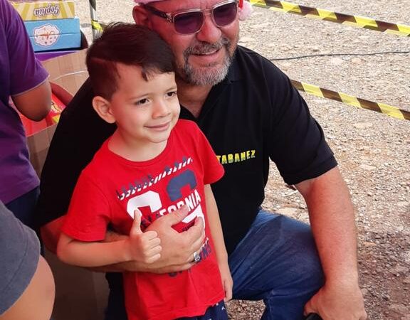 Tabanez de Papai Noel visita as crianças do Setor P Sul na Ceilândia e distribui presentes