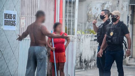 STJ anula provas obtidas após suspeito avistar PMs e fugir para dentro de casa
