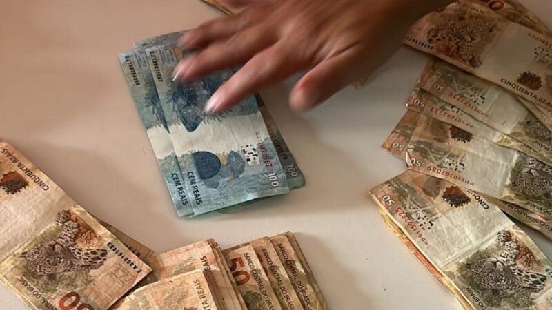 Deputado pode se enrolar com pacote deixado para trás