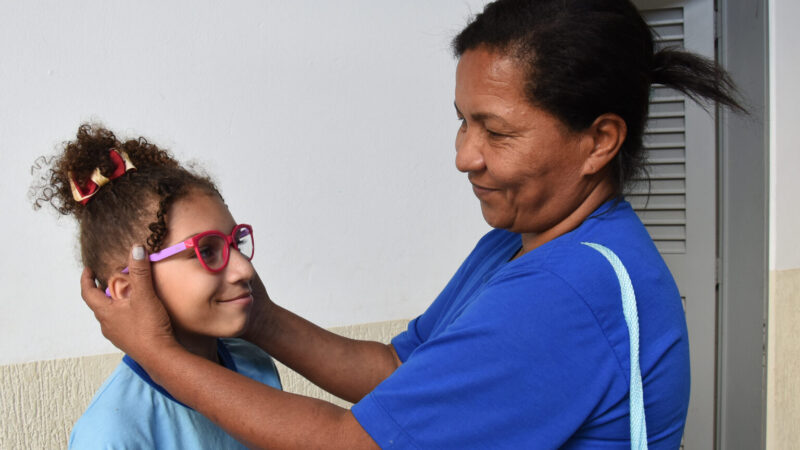 Parceria entrega óculos gratuitos a alunos de escolas públicas