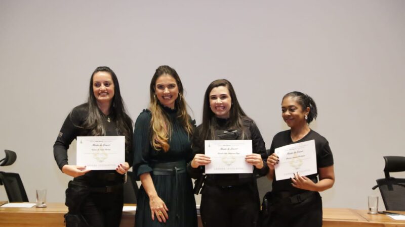 Paula Belmonte faz  homenagem às policiais penais do DF