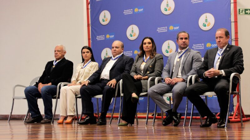 Líderes comunitários são reconhecidos pelo governo com medalha