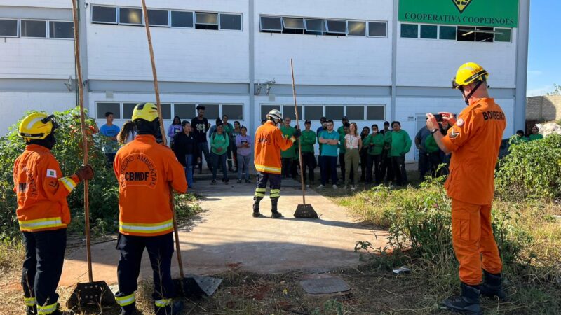 Catadores de materiais recicláveis recebem abafadores e instruções para combate preventivo a incêndios