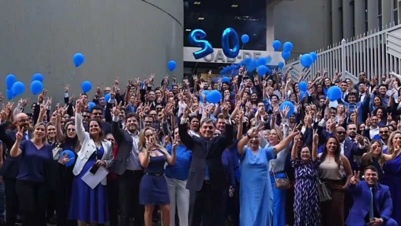 Onda azul invade e faz a OAB parar para assistir