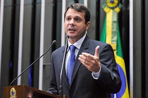 Ahhh o Reguffe não tem nada para mostrar. Falácia de quem não sabe nada ou tem medo dele vir candidato