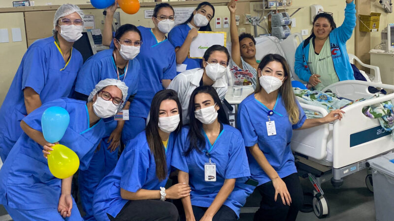 Pacientes internados no Hospital de Base ganham bolo especial para celebrar o aniversário