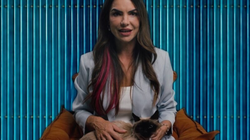 Em 27 segundos, Paula Belmonte usa gato para provocar principal adversária na propaganda eleitoral